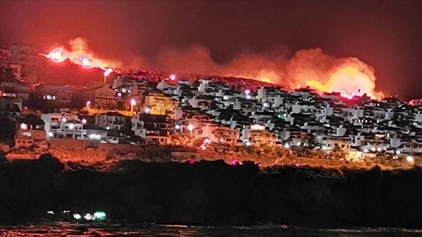 İzmir'de yerleşim alanlarına yaklaşan yangın kontrol altına alındı