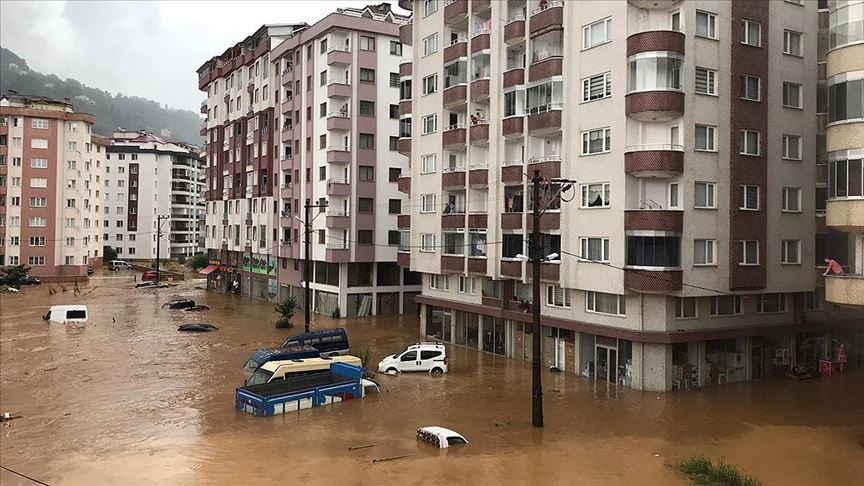 Rize'de şiddetli yağış taşkın ve heyelana yol açtı