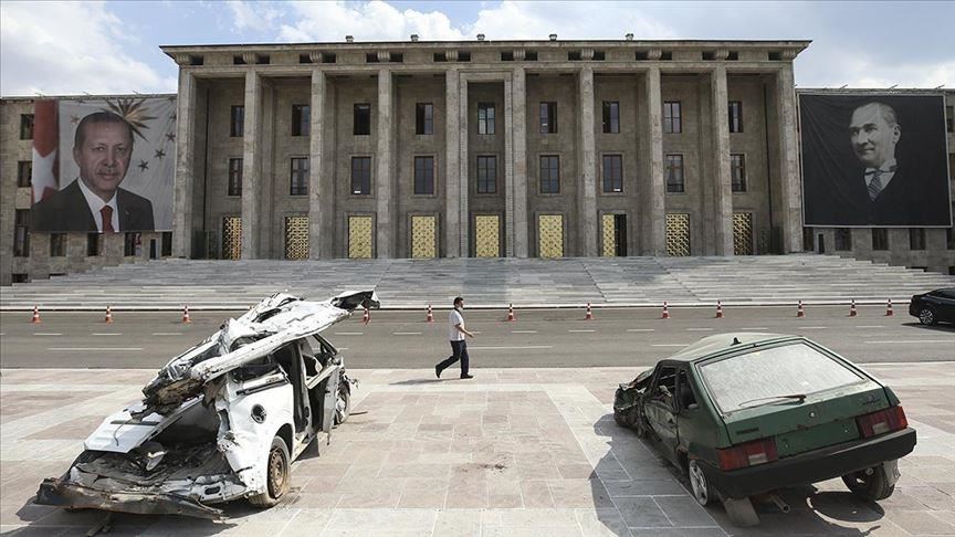Турција:  Уништените возила во обидот за пуч на 15 јули изложени во комплексот на Собранието 