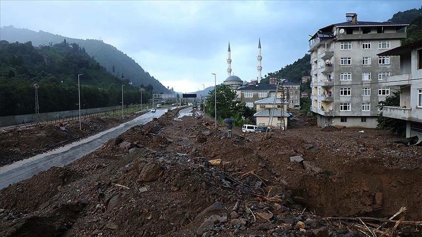 Две лица загинаа, 11 се повредени во поплавите во црноморскиот регион на Турција