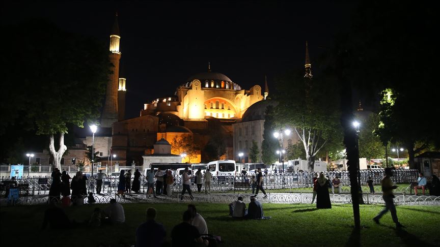 "الشؤون الدينية التركية": رسومات مسجد آيا صوفيا ليست عائقًا أمام الصلوات