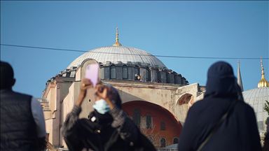 Ayasofya Cami önünde bekleyen vatandaşlar kubbedeki çalışmaları izliyor