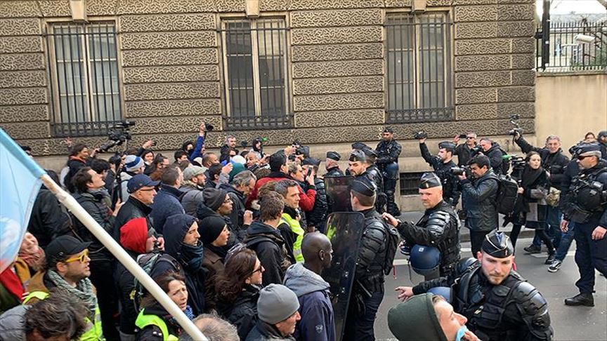 France Protesters Confront Macron Chant Resign