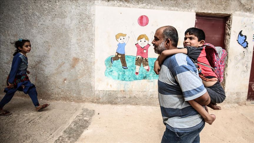 Oboljela djeca bez adekvatne pomoći: Sirijac svaki dan nosi sina na leđima do škole 