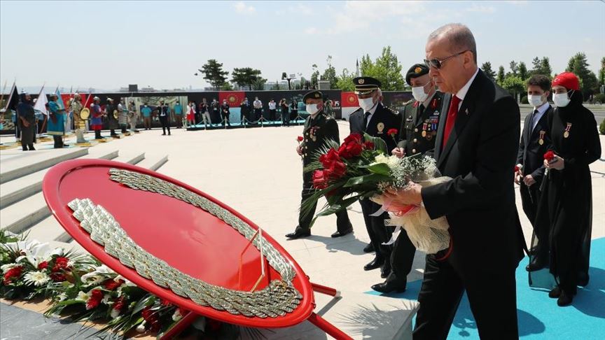 أردوغان يضع اكليلا من الزهور على نصب شهداء 15 يوليو