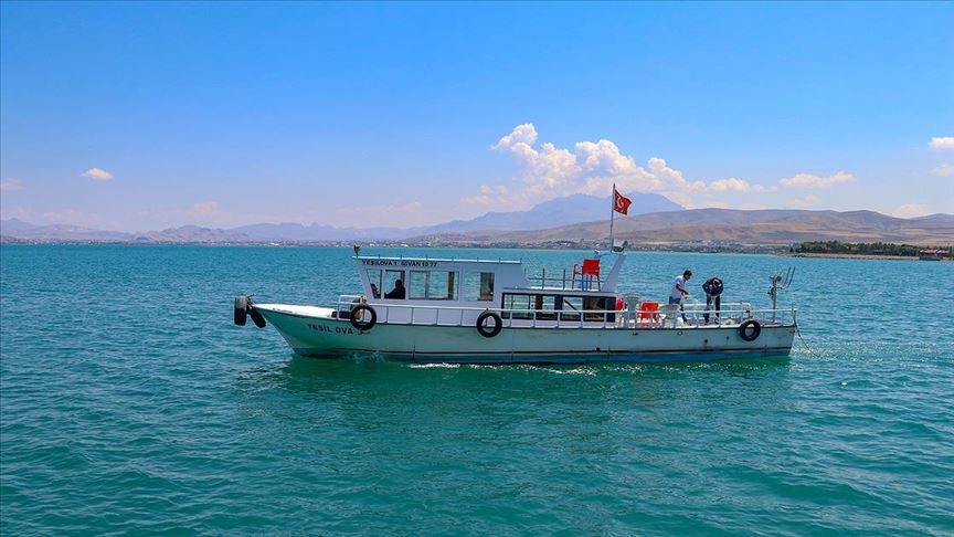 Van'da balıkçılar 90 gün sonra 'vira bismillah' diyerek göle ağlarını bıraktı