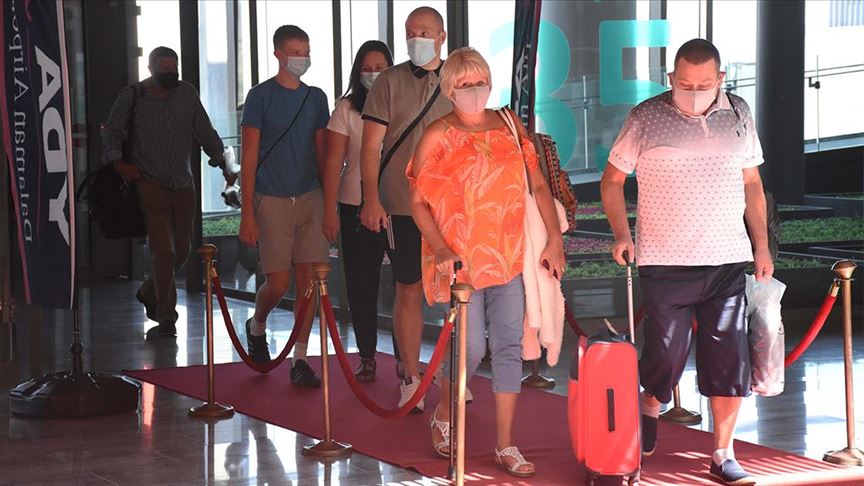 Muğla'ya gelen İngiliz turistler, kırmızı halıyla karşılandı