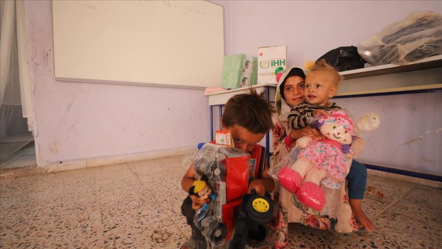 ONG turca ayuda a una familia siria desplazada a salir de un campamento de refugiados a una casa