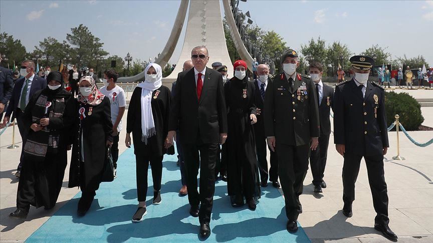 Commémorations du 15 juillet: Erdogan dépose une gerbe de fleurs au Mémorial des Martyrs du 15 juillet