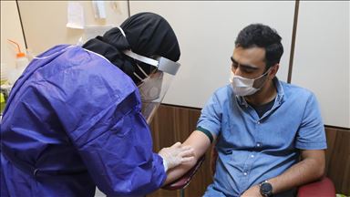 İran'da Kovid-19 vakalarındaki artış sonrası halk test merkezlerinde kuyruklar oluşturuyor