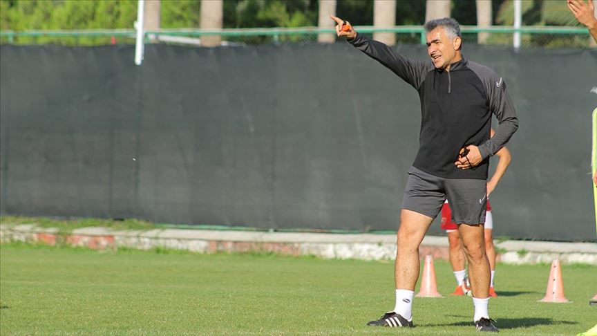 Teknik direktör Mehmet Altıparmak, üzdüğü takımları Süper Lig'e çıkarıyor