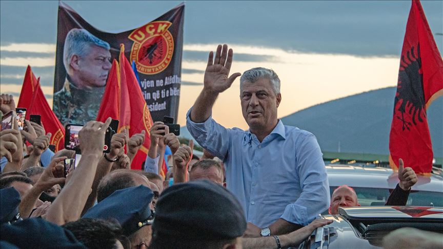 Presidenti Thaçi kthehet nga Haga, pritet nga qindra qytetarë kosovarë