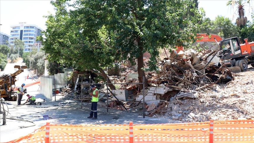 İzmir'de metro inşaatı nedeniyle iş yerinde hasar meydana geldi