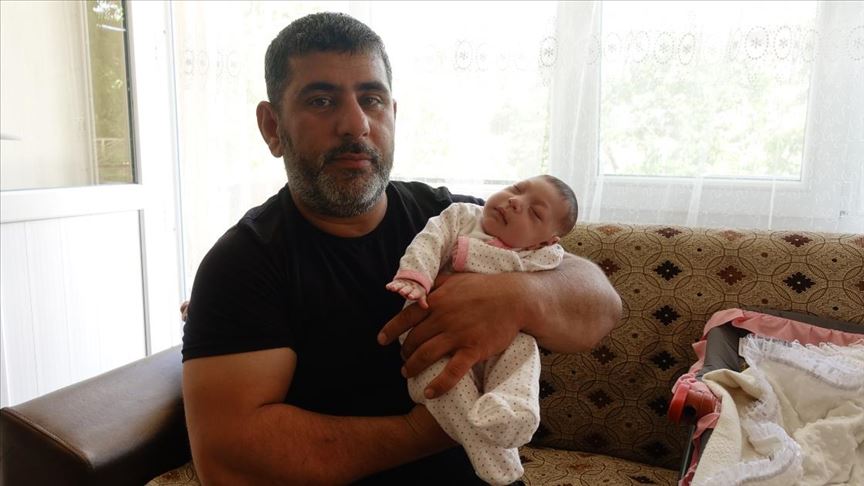 kafasindaki buyuk kitleden yasamaz denilen hale bebek yasama tutundu