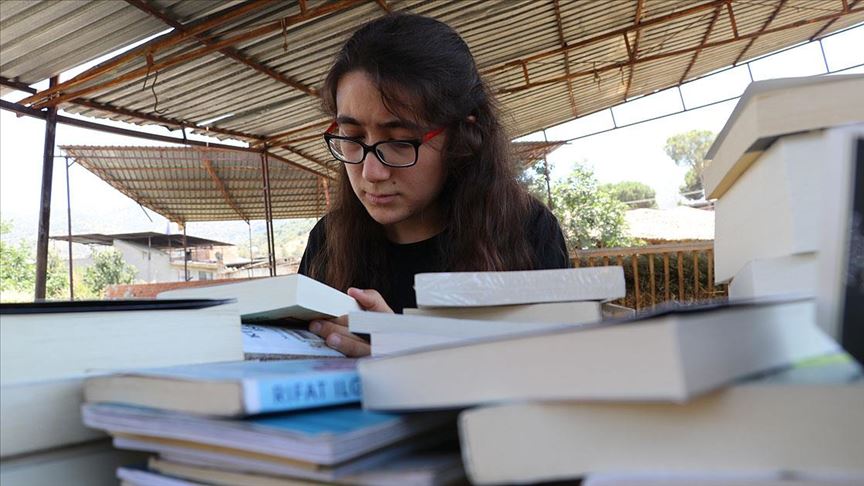Çobanlık yapan 'kitap kurdu Suzan'a Türkiye'den kitap yağdı