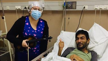 La enfermera chilena que toca el violín para aliviar a pacientes con COVID-19