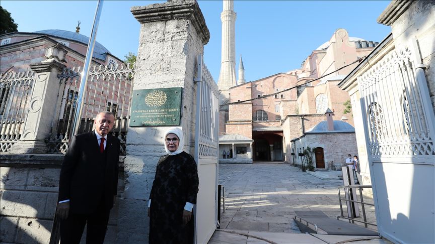 Erdoğan viziton Ajasofjen për herë të dytë para hapjes, shpalos tabelën e re me emrin e xhamisë