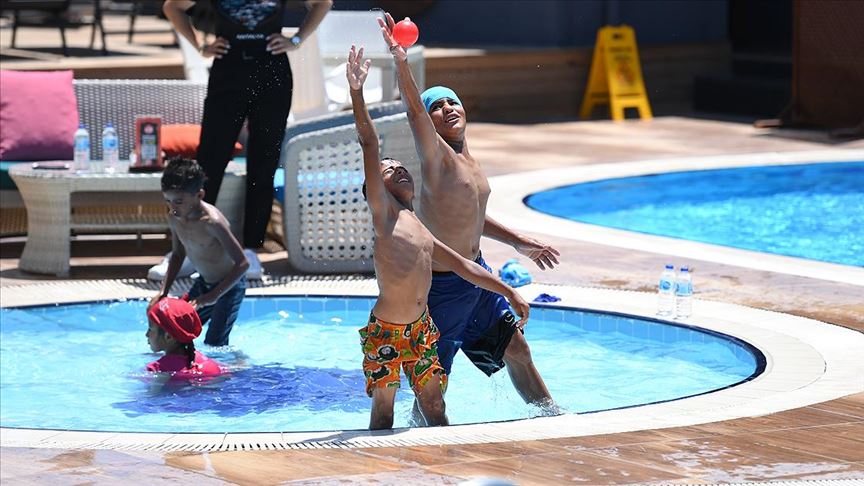 Kagit Toplayan Cocugun Havuz Sevinci