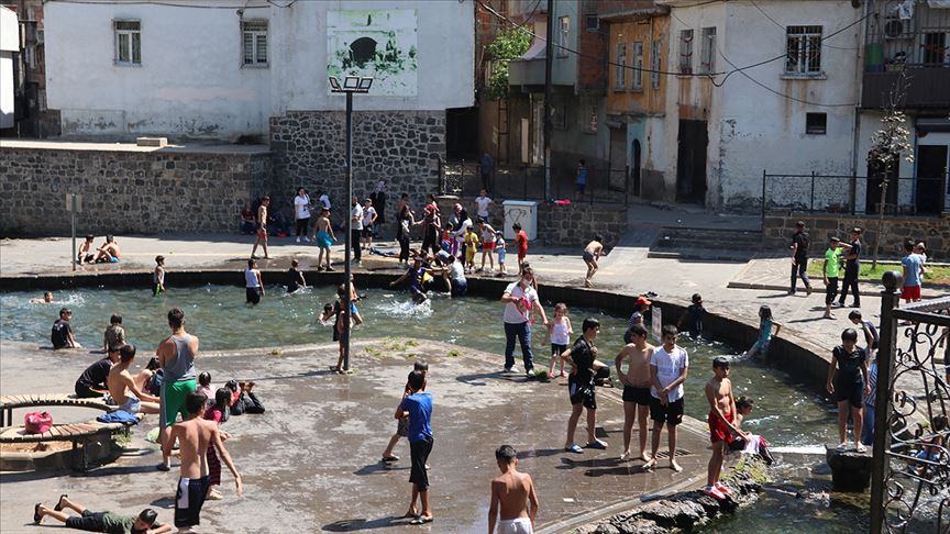 Güneydoğu'da 40 dereceyi aşan sıcak hava vatandaşları bunalttı