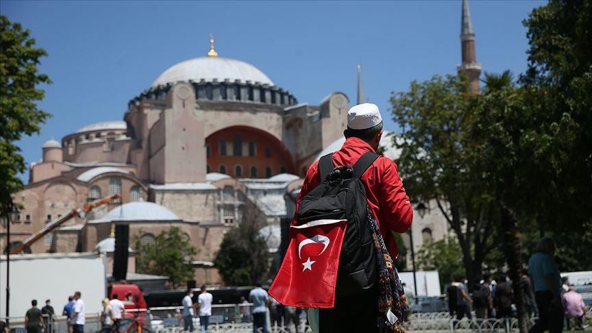 خیل عظیم جمعیت از سراسر ترکیه برای اقامه نماز در ایاصوفیه به استانبول می‌آیند