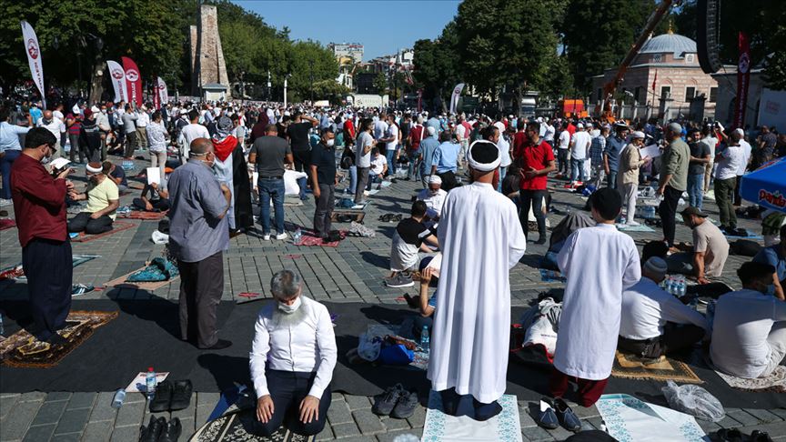 Ayasofya-i Kebir Cami-i Şerifi'nin açılışına 7'den 70'e vatandaşlardan yoğun ilgi