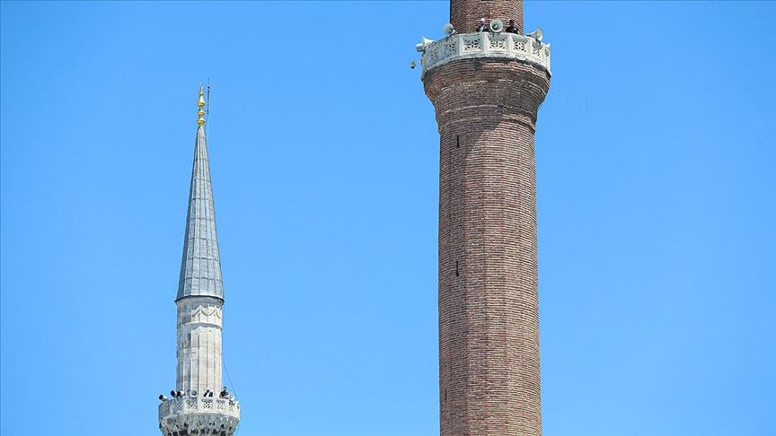 Ayasofya'nın minarelerinden 4 müezzin birlikte sela okudu