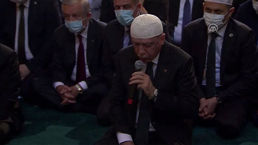 Президент Эрдоган прибыл в Айя-Софью для участия в пятничной молитве