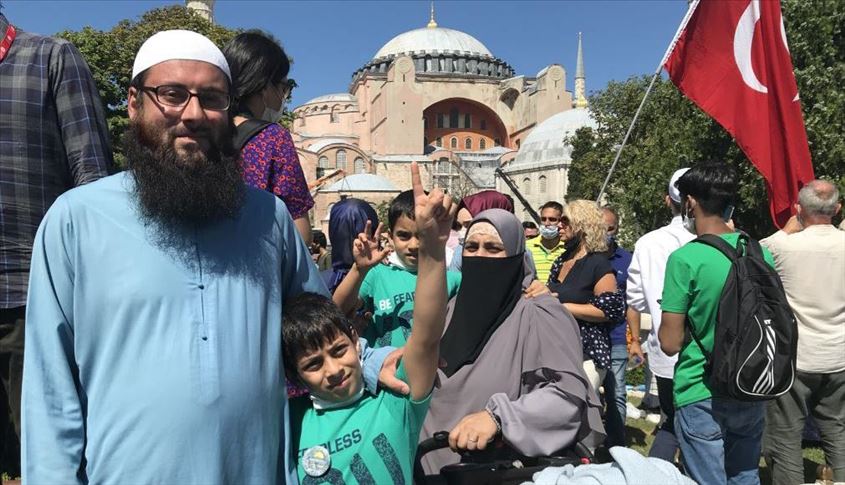 أجانب قدموا من الخارج لصلاة الجمعة بـ آيا صوفيا