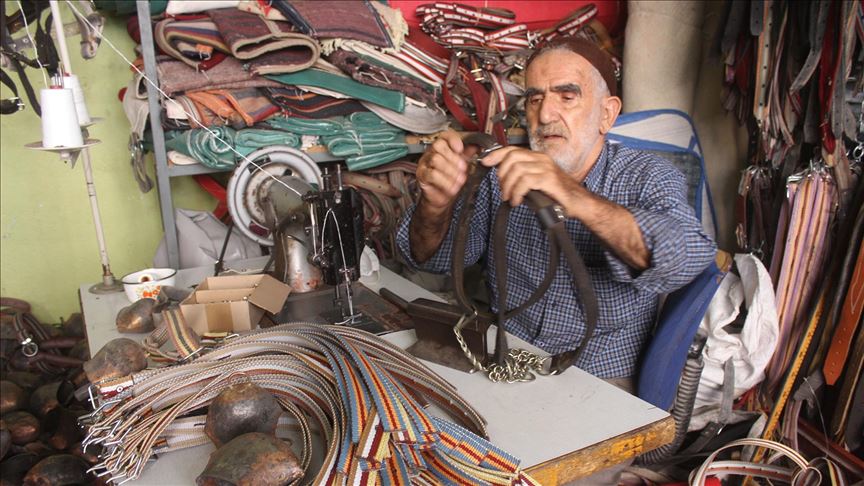79 yaşındaki saraç ustası çalışma azmiyle yıllara meydan okuyor