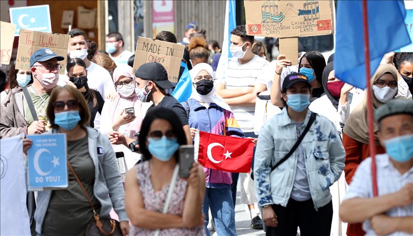 بروكسل.. المئات يتظاهرون ضد قمع الصين لمسلمي الأويغور 