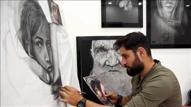Muşlu grafikerin çizdiği hiperrealist resimler ilgi çekiyor