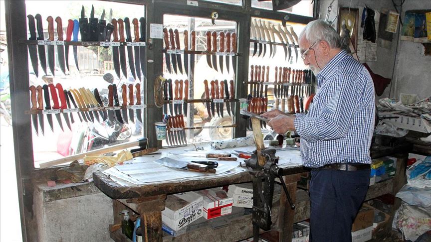 'Bıçakçı Baba' ata yadigarı mesleğini 70 yıldır yaşatmaya çalışıyor