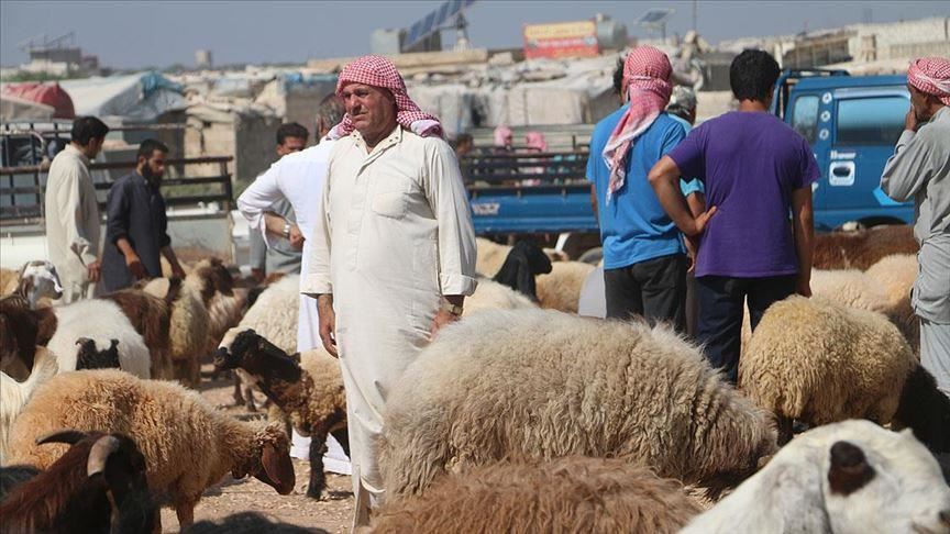 السوريون يستعدون لاستقبال "الأضحى" بمركز إيواء اللاجئين