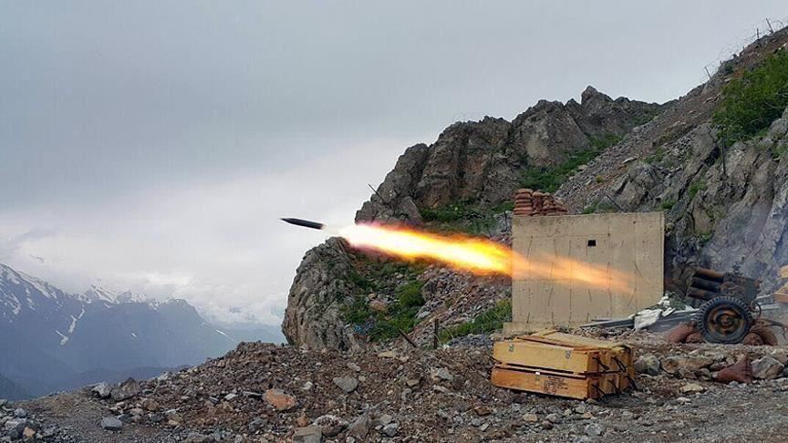 إيران تطلق صاروخا على مجسم لحاملة طائرات أمريكية في مضيق هرمز 