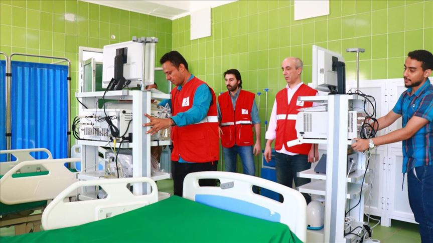 اليمن.. الهلال الأحمر التركي يسلم أجهزة طبية لمستشفي بعدن