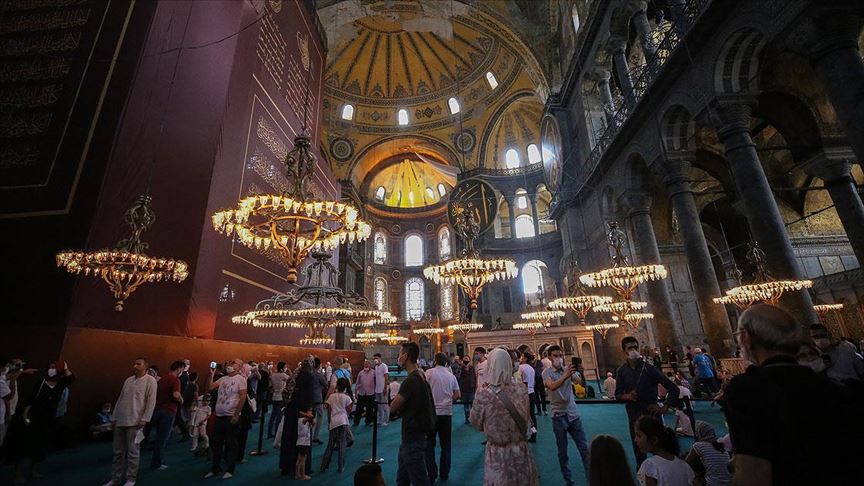 Ayasofya-i Kebir Cami-i Şerifi'ne yerli ve yabancı turist ilgisi 