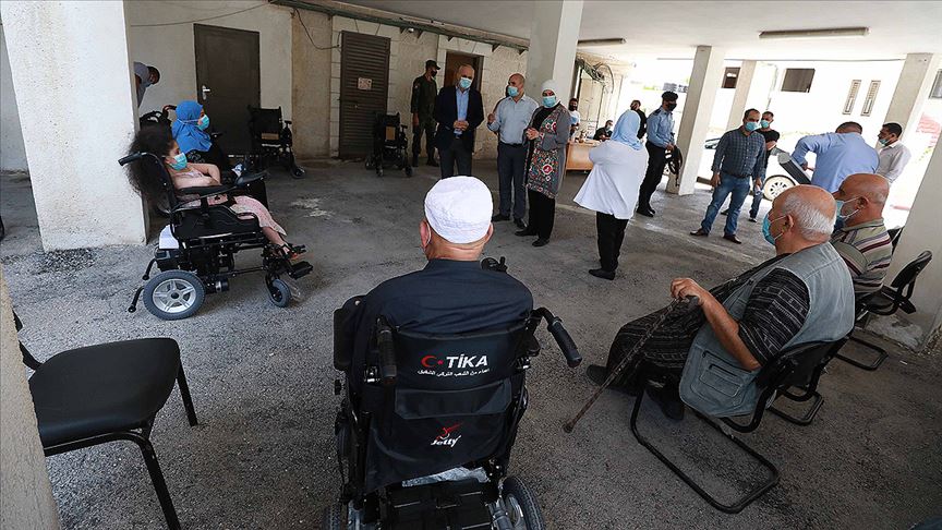 TİKA özel ihtiyaç sahibi Filistinlilere akülü tekerlekli sandalye dağıtımı yaptı