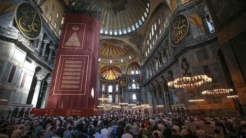 استعدادا لأول صلاة عيد.. بلدية إسطنبول تعقم مسجد آياصوفيا