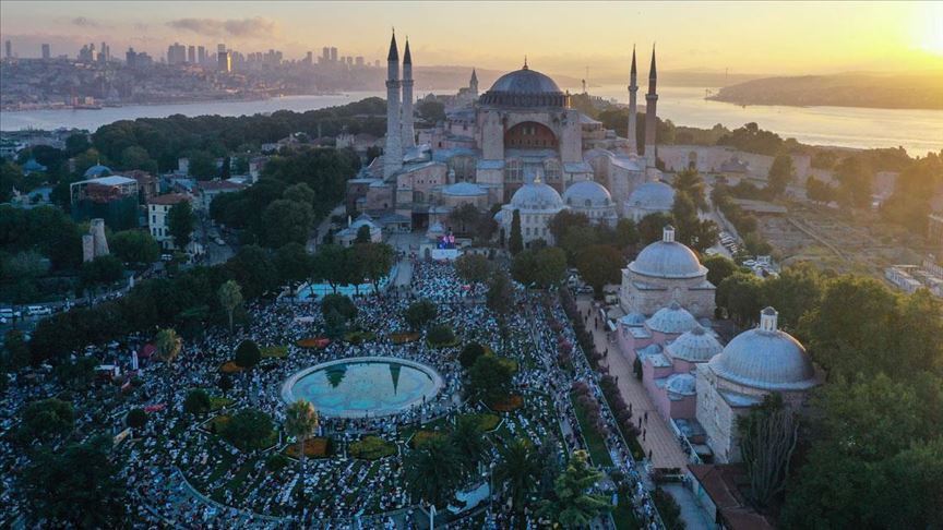 Ayasofya-i Kebir Cami-i Şerifi'nde sabah namazına vatandaşlardan yoğun ilgi