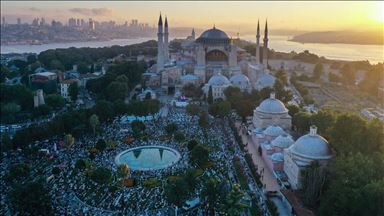 Ayasofya-i Kebir Cami-i Şerifi'nde sabah namazına vatandaşlardan yoğun ilgi