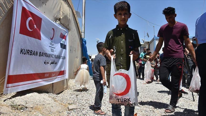 Turqia shpërndan mishin e Kurbanit për familjet refugjate në Irak
