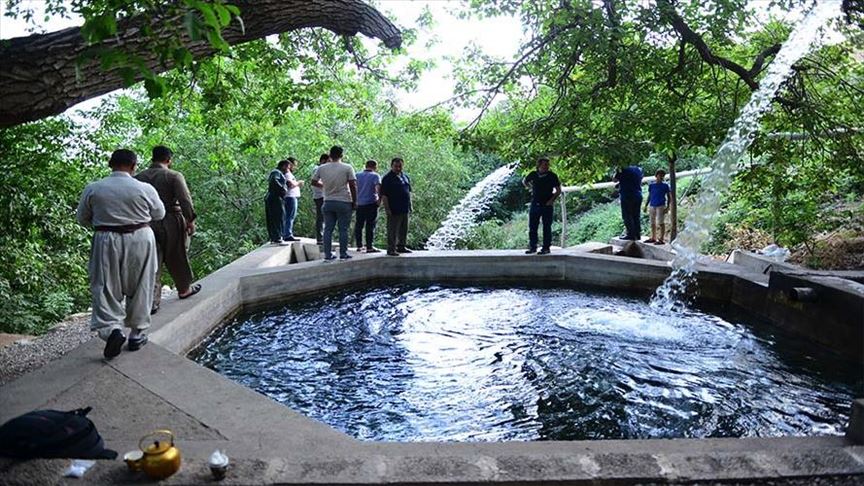 بەمەبەستی راکێشانی گەشتیار بۆ گوندەکەیان پرۆژەیەکی گەشتیارییان لەسەر لووتکەی شاخ کردۆتەوە