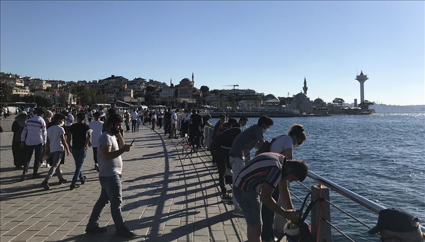 مردم استانبول تعطیلات عید قربان را در سواحل می‌گذرانند