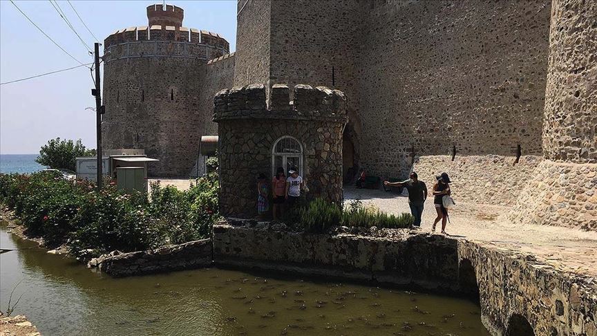 tarihi mamure kalesi ni cevreleyen