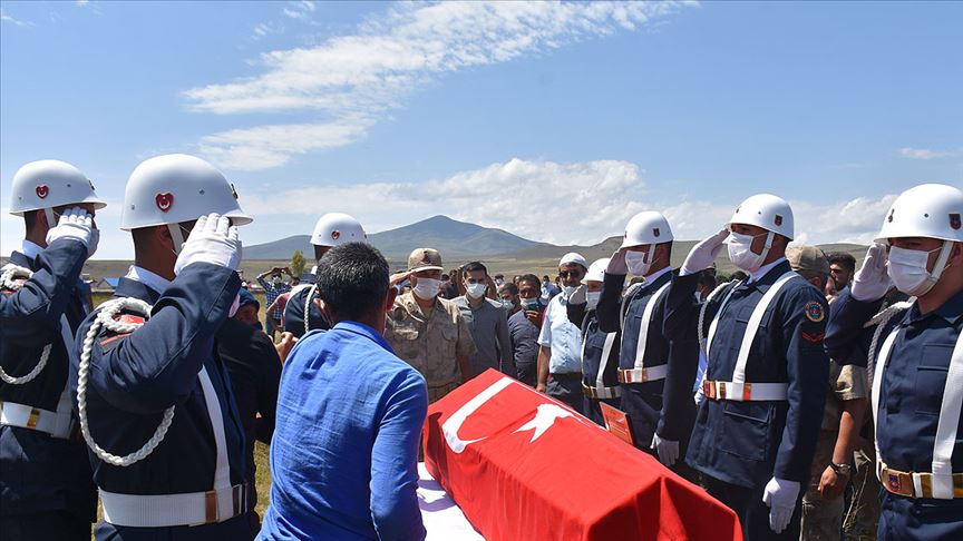 İzmir'de hayatını kaybeden asker Kars'ta son yolculuğuna uğurlandı