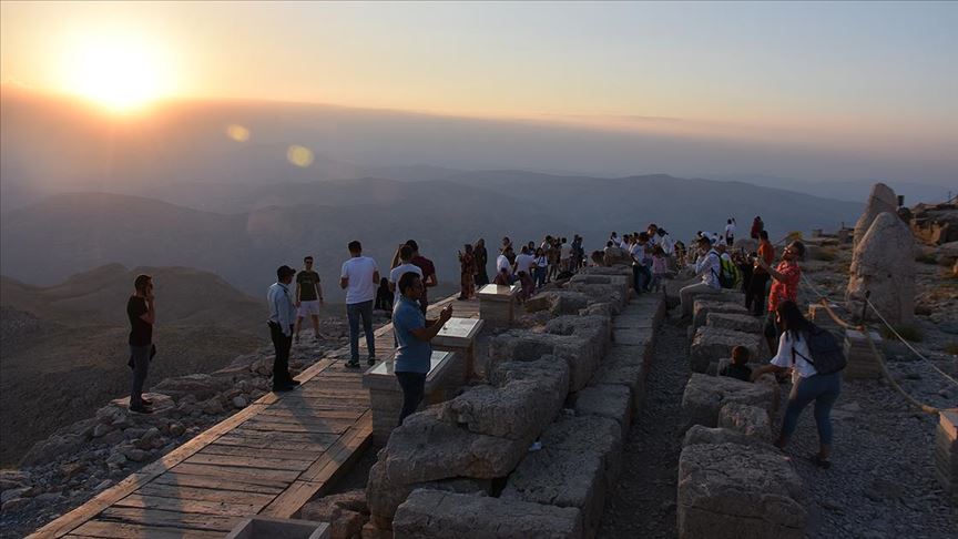 Nemrut eşsiz manzarasıyla ziyaretçilerini büyülüyor