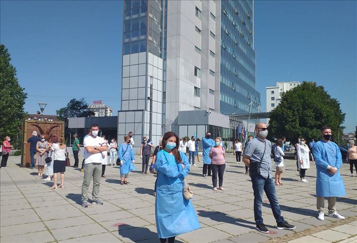 Kosovo: Održan simboličan protest medicinskih radnika ispred Vlade 
