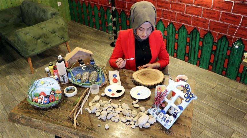 Arzu hemşire doğadan topladığı taşları sanat eserine dönüştürüyor