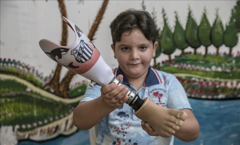 Fudbal više od sporta: Navijači Santosa obradovali sirijskog mališana Khamisa koji je izgubio nogu