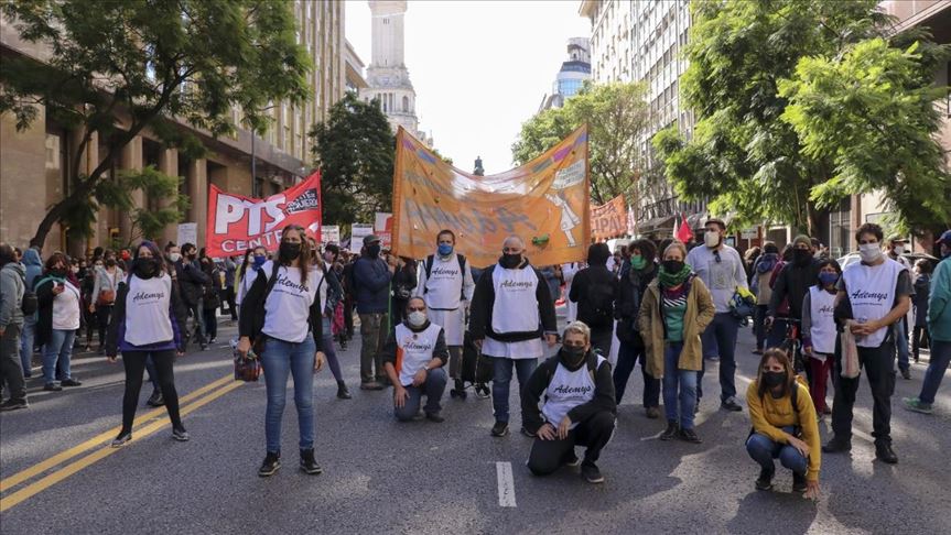 Se prohíben las reuniones sociales en Argentina ante aumento de casos de COVID-19